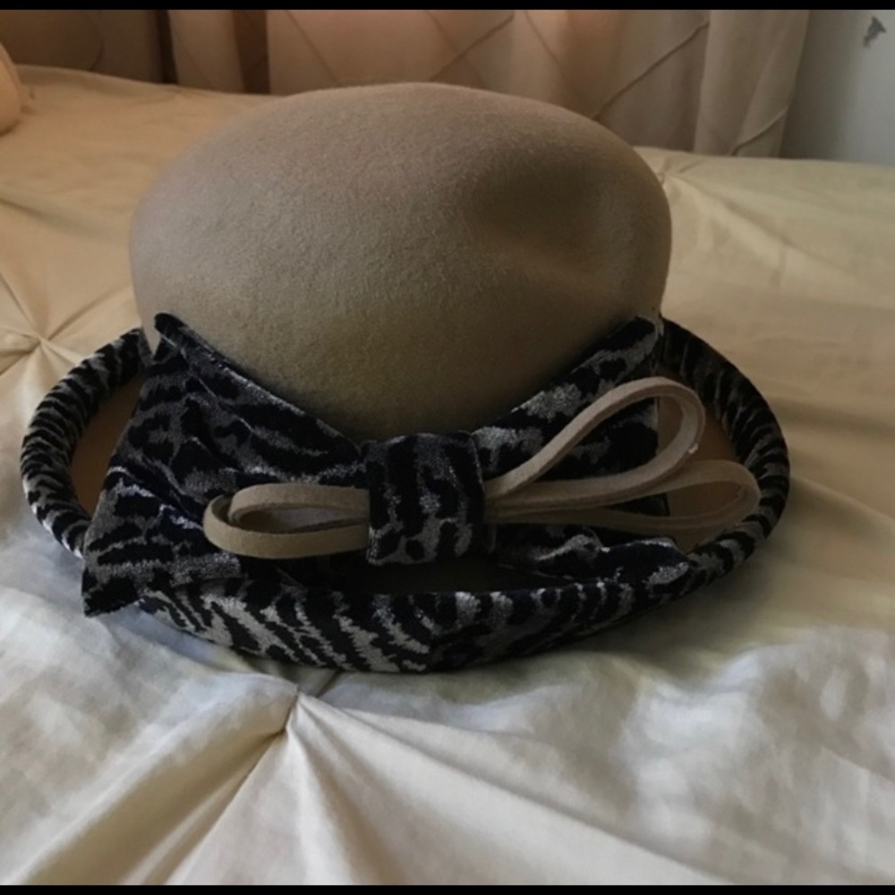 Hat with leopard print